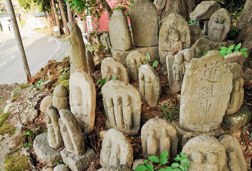 ほだれ神社の石仏群